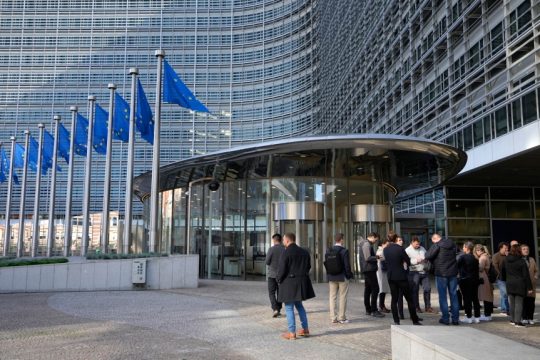 Η ΕΕ ετοιμάζεται να παγώσει την διαδικασία επικύρωσης της εμπορικής συμφωνίας με τις ΗΠΑ